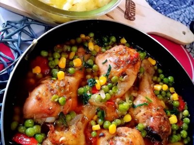Serpenyős csirkecombok, sült zöldségekkel recept
